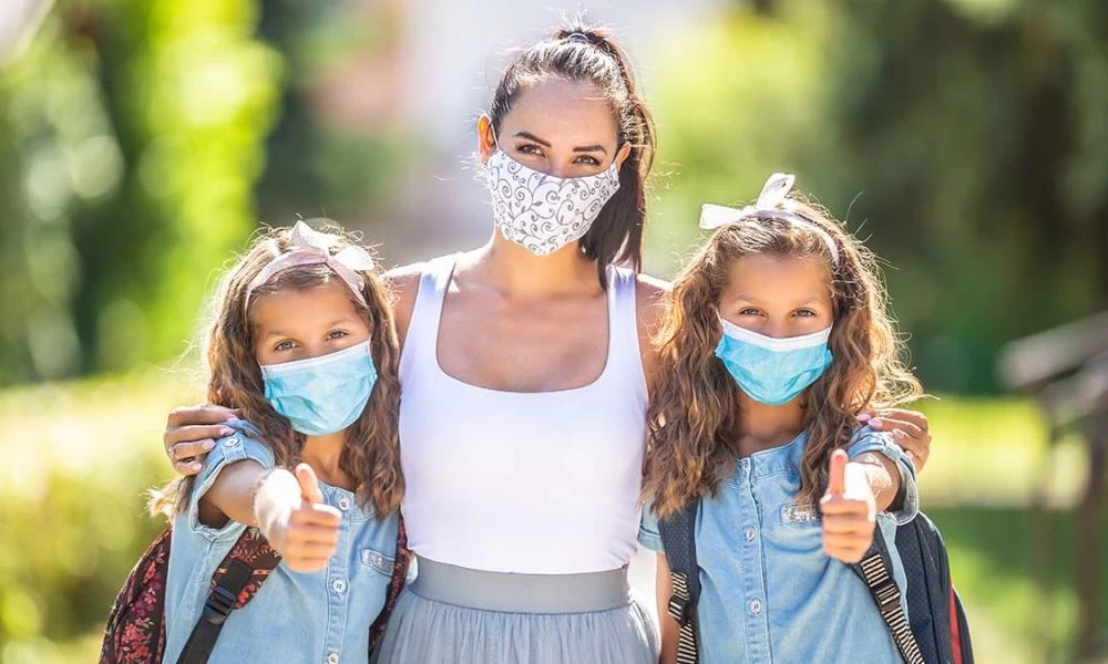 Γονείς: Η απλή κίνηση που προστατεύει το παιδί από την Covid-19